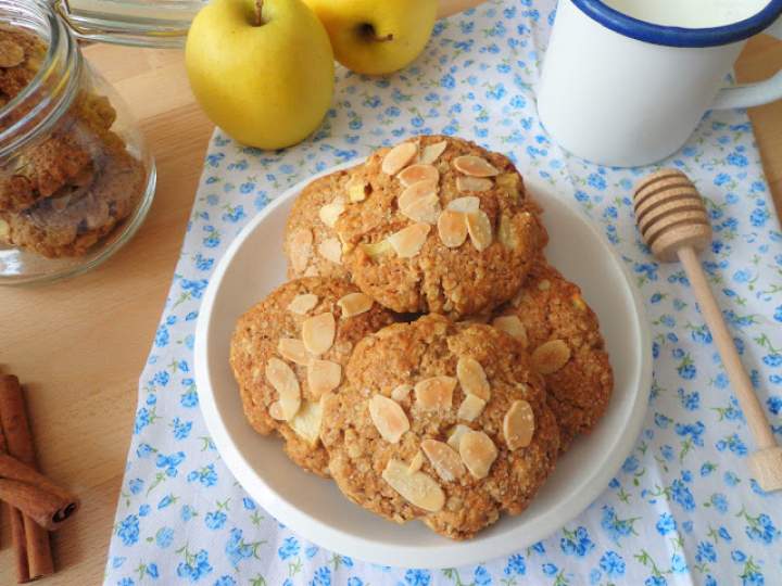 Z cyklu: Dla dzieci – Owsiane ciasteczka z jabłkami (Biscotti alle mele e fiocchi d'avena)