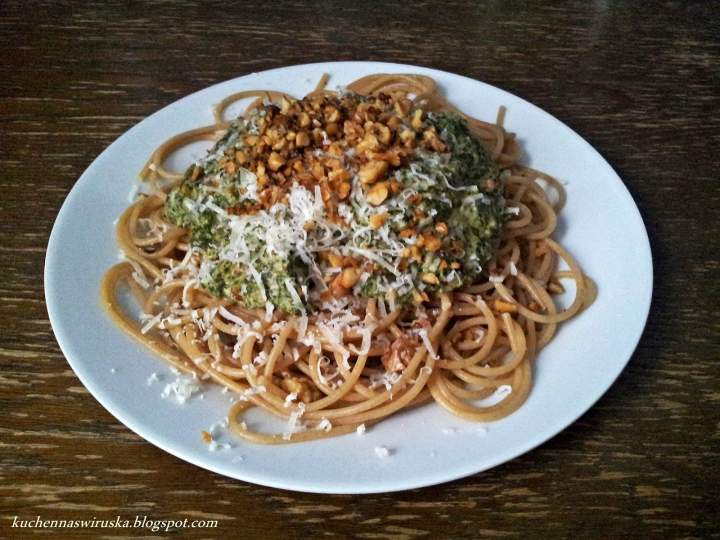 Spaghetti z sosem szpinakowym, mascarpone i prażonymi orzechami