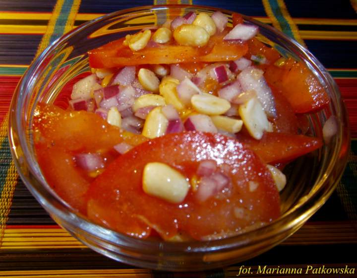 Pomidor z cebulką, czosnkiem i orzeszkiem