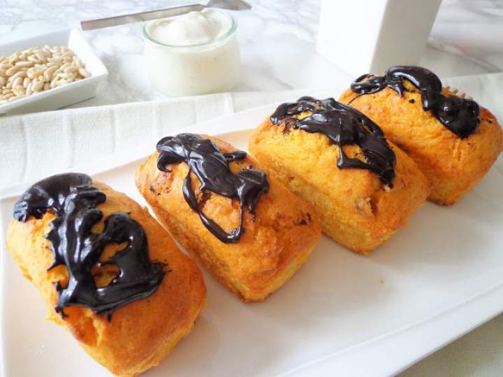 Ciasto marchewkowe z rodzynkami i orzeszkami piniowymi (Mini plumcake alle carote con pinoli e uvetta)