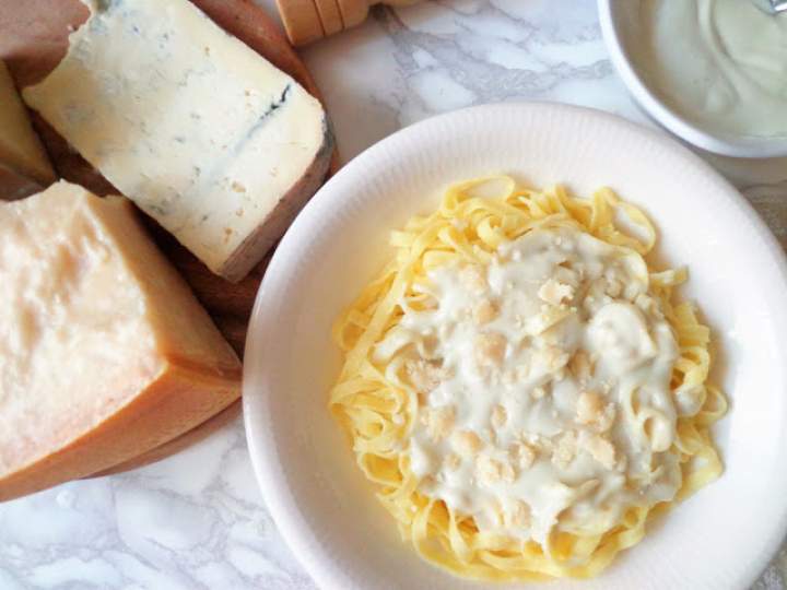 Tagliatelle z kremowym sosem serowym (Tagliatelle alla crema di formaggi)