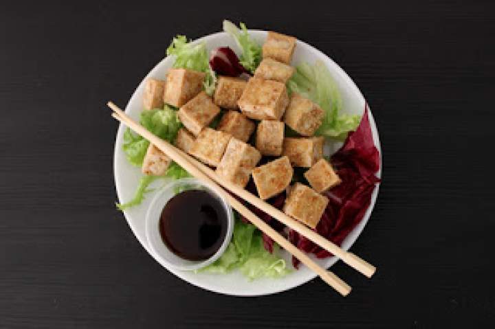 Chrupiące smażone tofu z sezamem