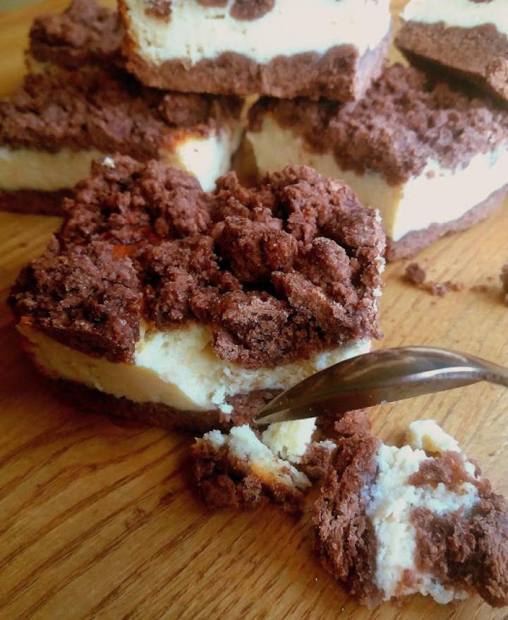 Sernik na ciemnym spodzie z kruszonką / Polish Cheesecake with Cocoa Crumble