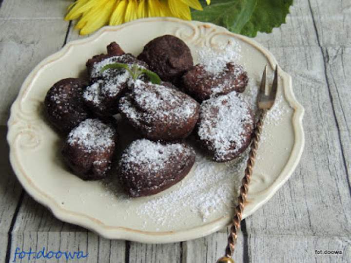 Placuszki – serniczki czekoladowe z syropem z daktyli