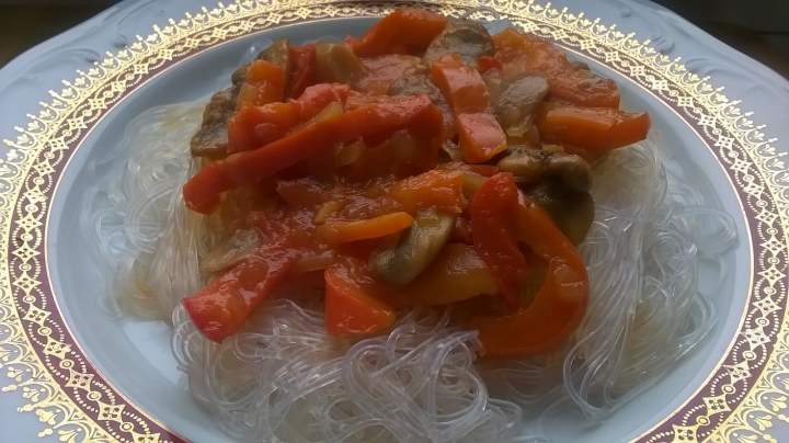 Lekkostrawne danie, czyli makaron ryżowy z sosem pomidorowo – paprykowo – pieczarkowym