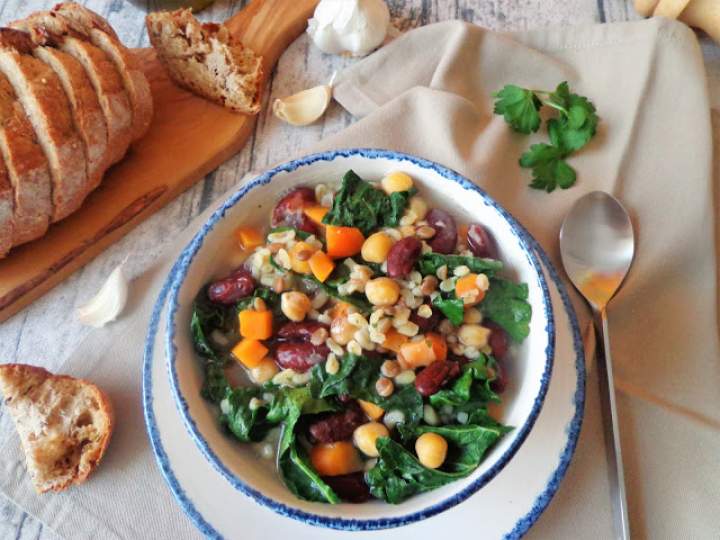 Zupa z kaszą bulgur i roślinami strączkowymi (Minestrone di bulgur e legumi)