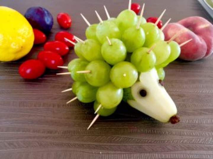 Winogronowe jeże – owocowe koreczki