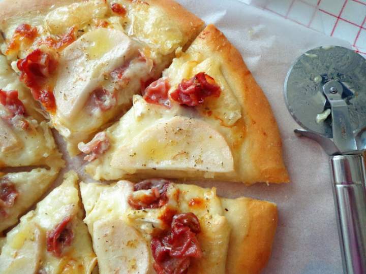 Pizza z wędzoną szynką, serem brie i gruszką (Pizza con speck, brie e pera)