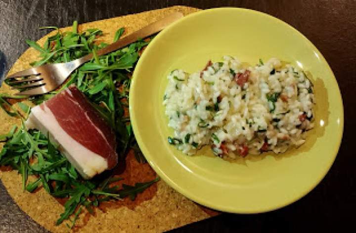 Risotto z rukolą i smakowitym Speck Alto Adige.