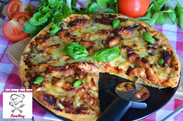 Pizza z kurczakiem teriyaki, imbirem i pieczarkami