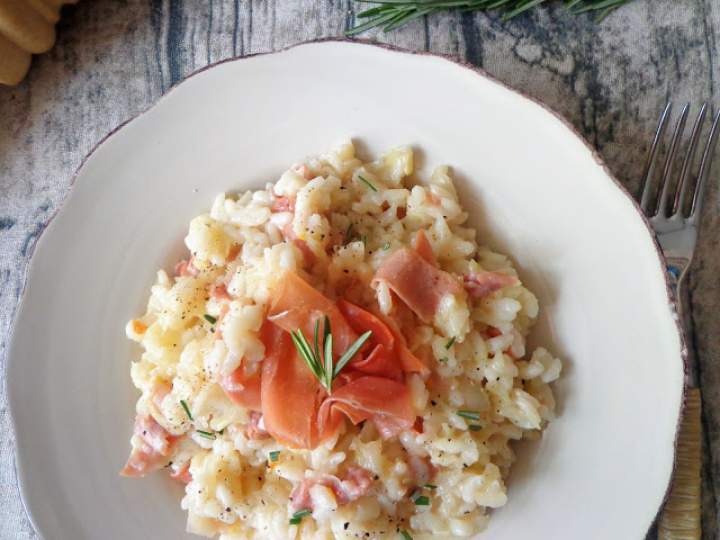 Risotto z kapustą włoską i szynką parmeńską (Risotto con verza e prosciutto crudo)