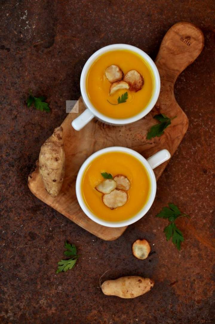 Zupa krem z marchewki i topinambura ( z chipsami z topinambura)
