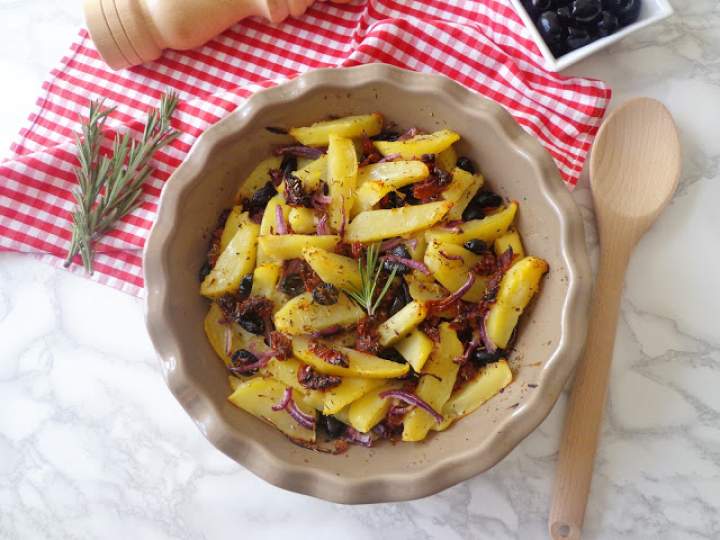 Pieczone ziemniaki z suszonymi pomidorami, czarnymi oliwkami i czerwoną cebulą (Patate al forno con pomodori secchi, olive nere e cipolla rossa)