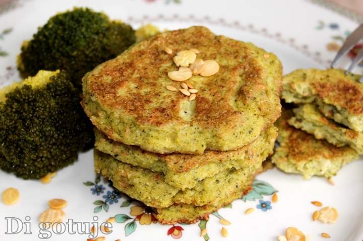 Placuszki brokułowe z prażonym siemieniem lnianym i płatkami sojowymi (bez mąki)