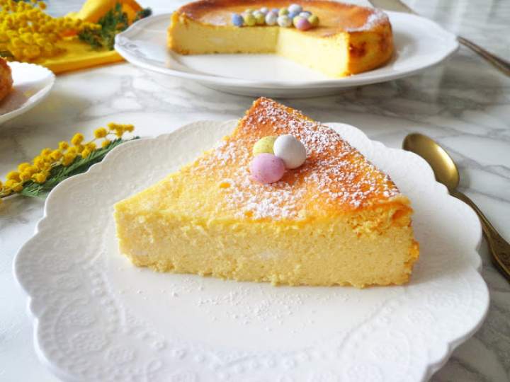 Wielkanocny sernik – wilgotny i delikatny, bez spodu (Cheesecake con yogurt greco e ricotta)