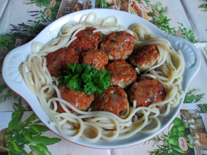 Klopsiki zapiekane podane na spaghetti