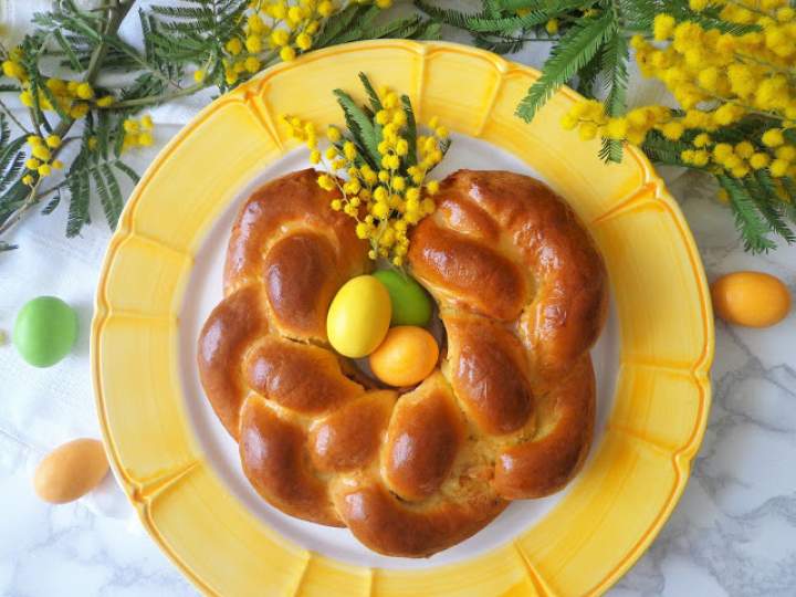 Wielkanocny wieniec drożdżowy (Treccia pasquale di pasta lievitata)