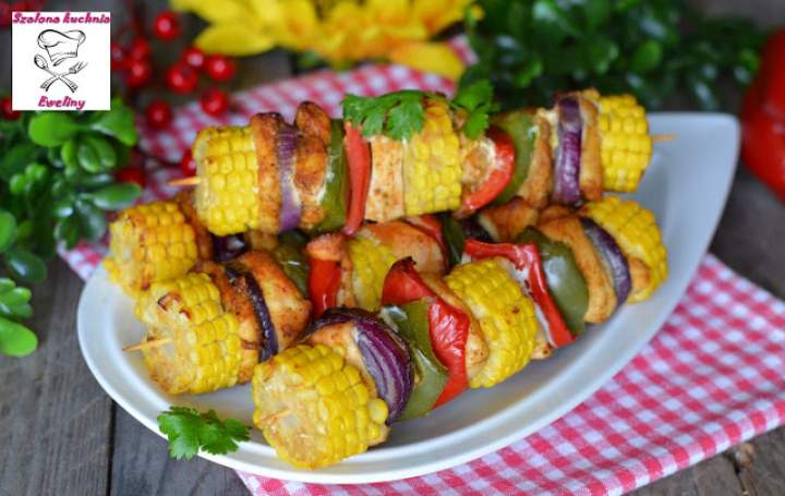 Drobiowe szaszłyki z kolorową papryką i kolbami kukurydzy