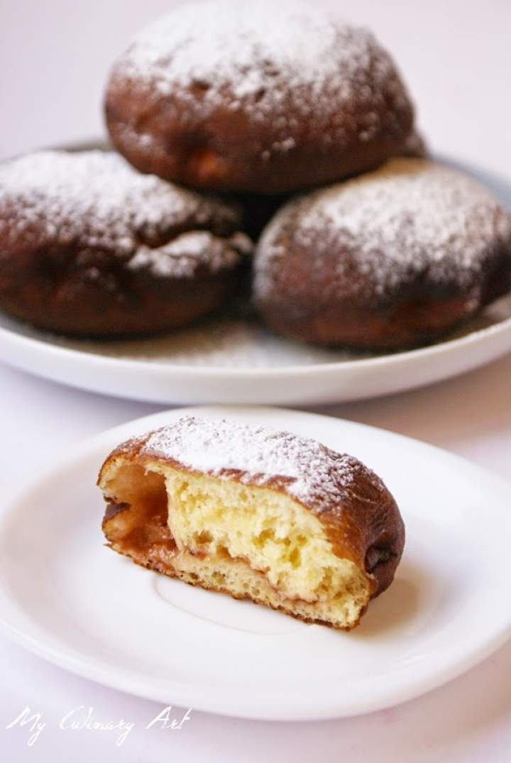 Delikatne pączki z dżemem truskawkowym