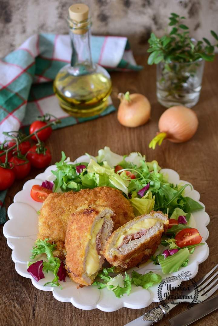 Schabowe pakieciki z serem i szynką parmeńską panierowane w krakersach