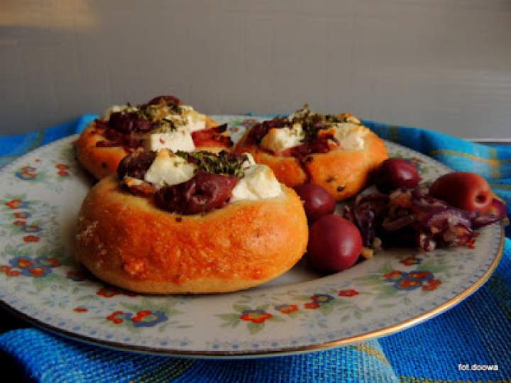 Bułki z fetą, oliwkami i ziołami – greckie śniadanie