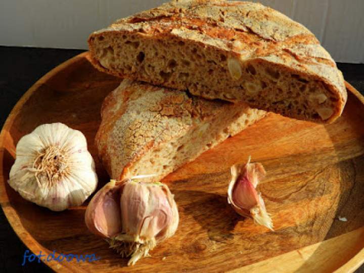 Chleb pszenny na zakwasie pszennym na mące jasnej z czosnkiem kiszonym