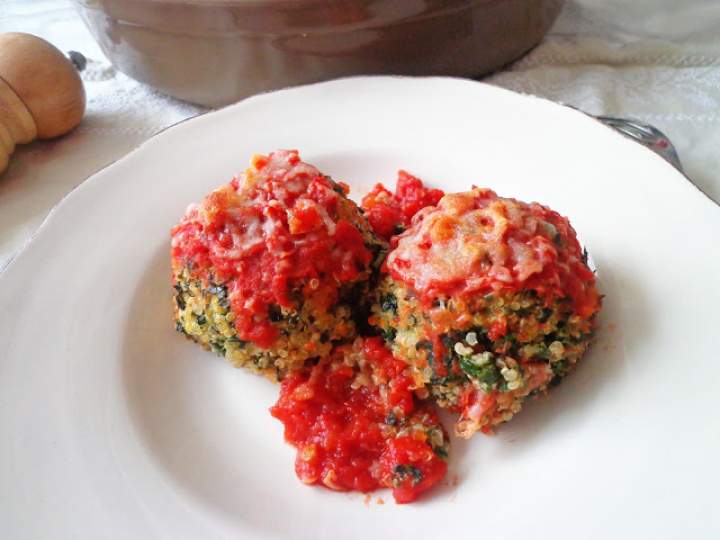 Pieczone pulpeciki z komosy ryżowej i jarmużu (Polpettine di quinoa e cavolo riccio)