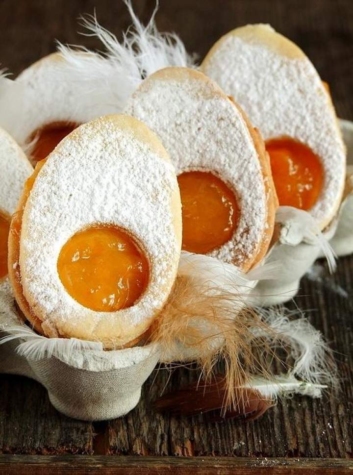 kruche ciasteczka „Jajka” z dżemem morelowym