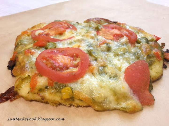 Pizza z zielonym pesto i mozzarellą