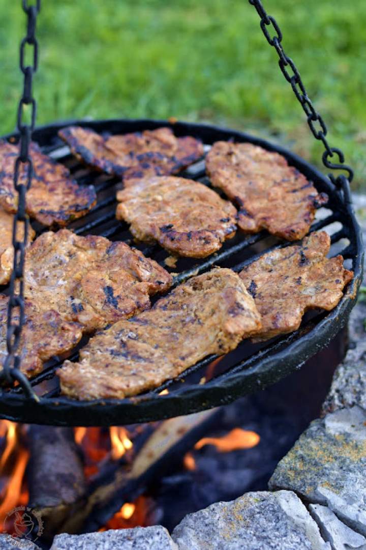 Grillowana karkówka w winnej marynacie