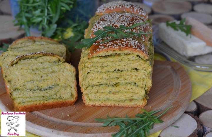 Chlebek z chrupiącym sezamem przekładany pesto z rukoli