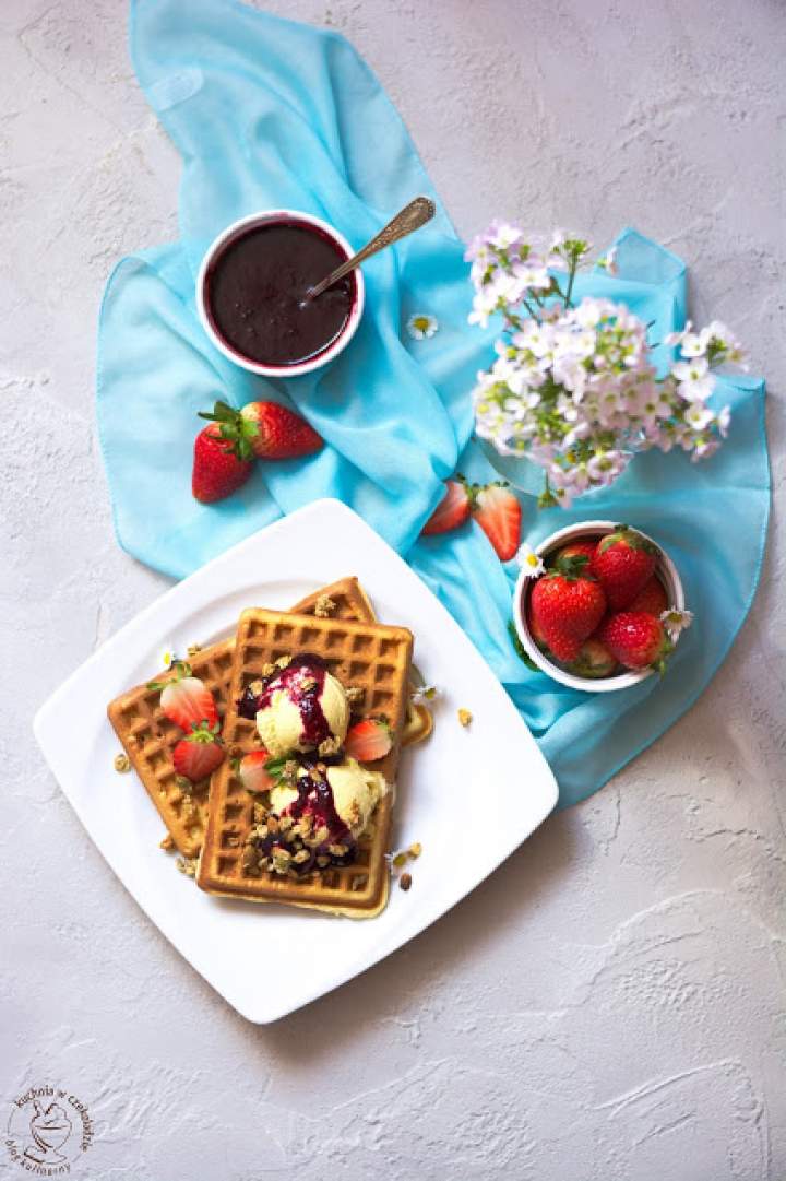 Gofry z musli, lodami i sosem owocowym