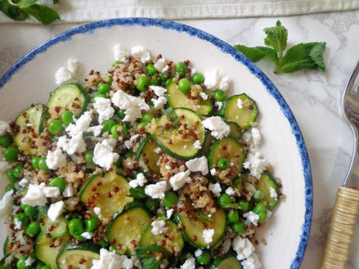 Sałatka z komosą ryżową, cukinią, groszkiem i fetą (Insalata di quinoa con zucchine, piselli e feta)