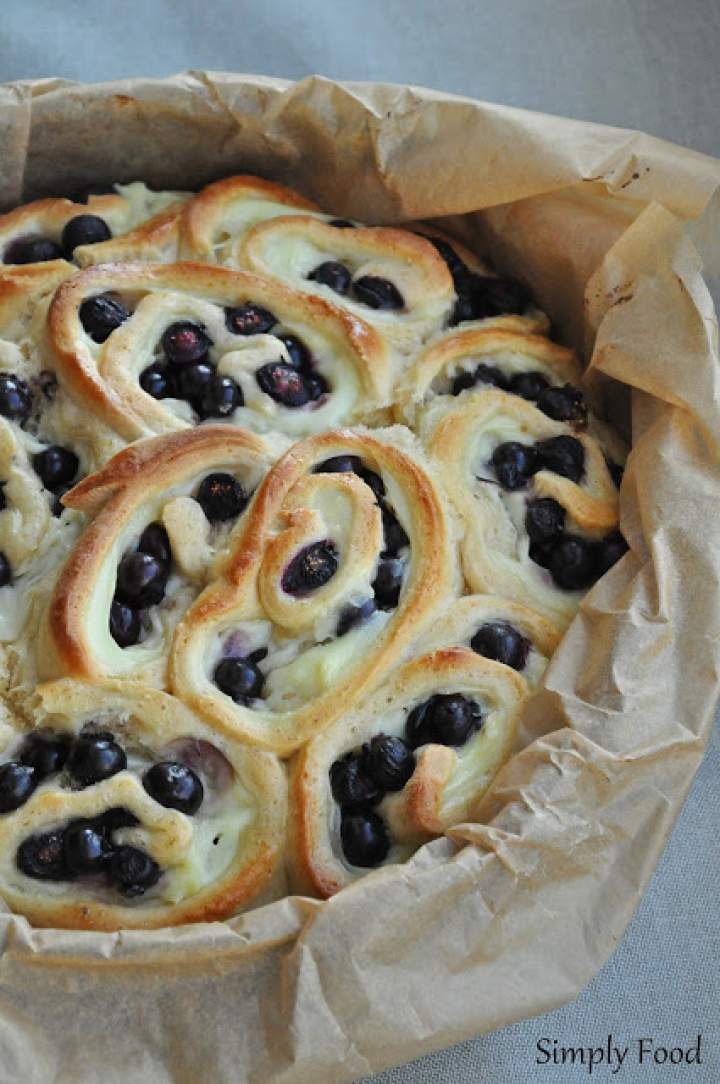 Odrywane drożdżówki z budyniem i borówkami