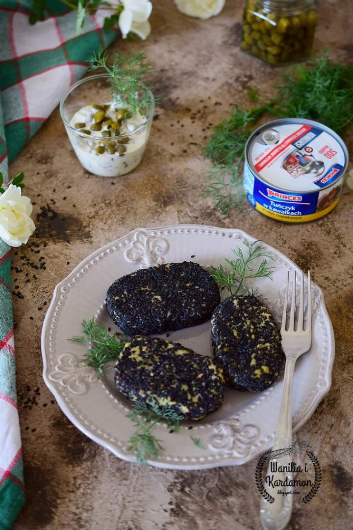 Wiosenny falafel z ciecierzycy i tuńczyka  z sosem wiedeńskim z kaparami