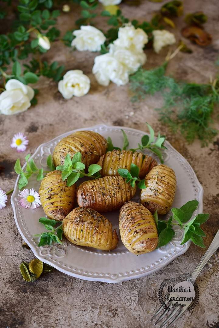 Młode ziemniaczki  z ziołami hasselback