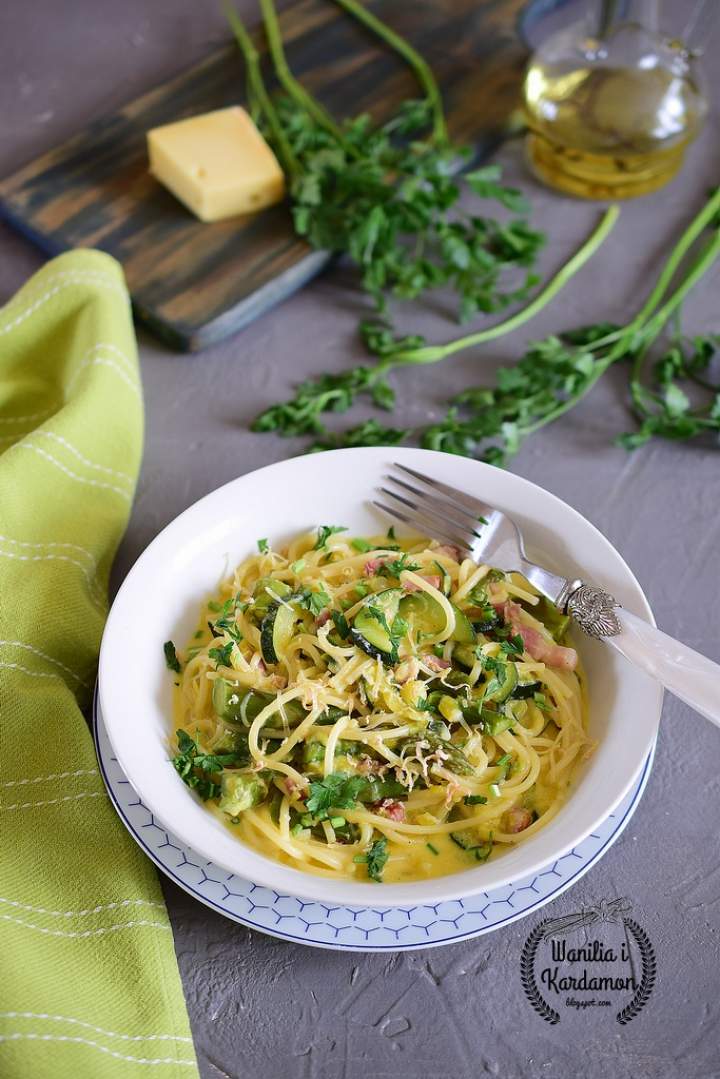 Spaghetti carbonara z cukinią i szparagami