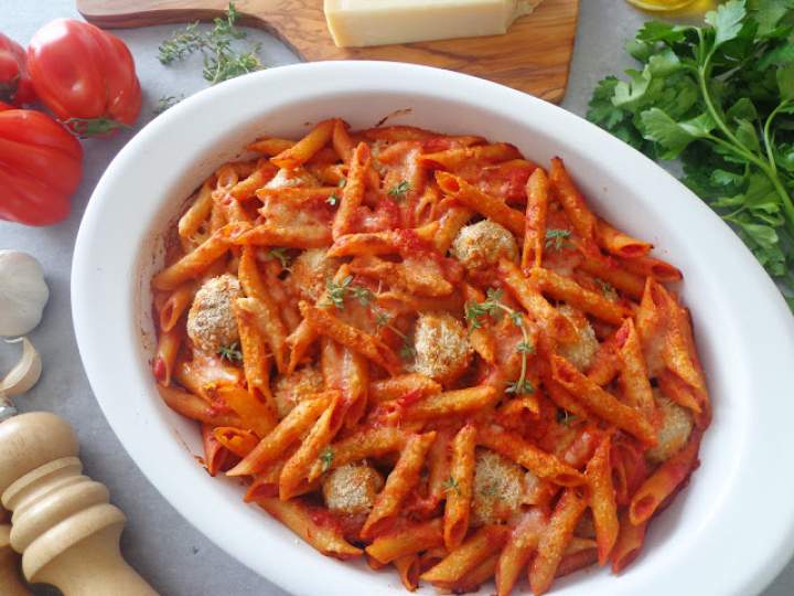 Makaronowa zapiekanka z pulpecikami z kurczaka (Sformato di pasta con polpettine di pollo)