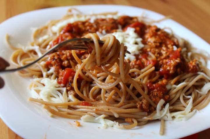 Spaghetti bolognese z pomidorami z puszki