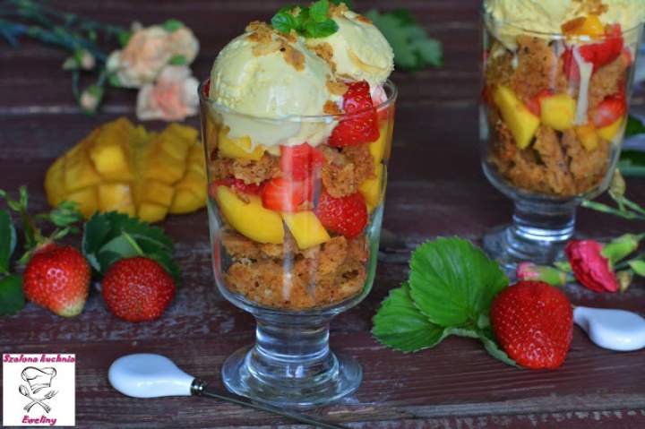 Lodowe ciasteczkowe trifle z mango i truskawkami