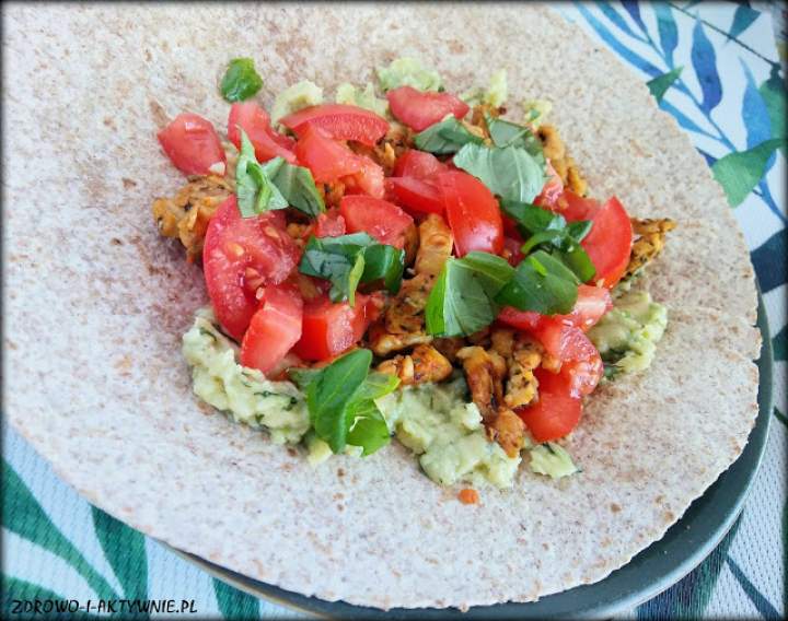 Tortilla z awokado i kurczakiem