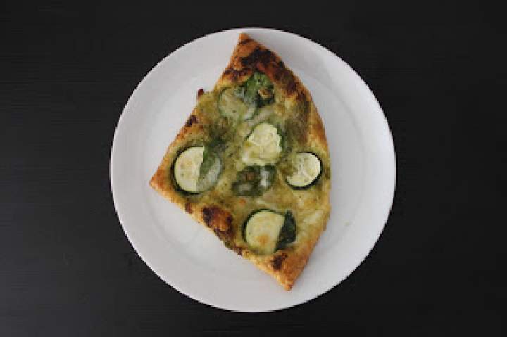 Francuska a'la pizza z zielonym pesto, cukinią, szpinakiem i mozarellą