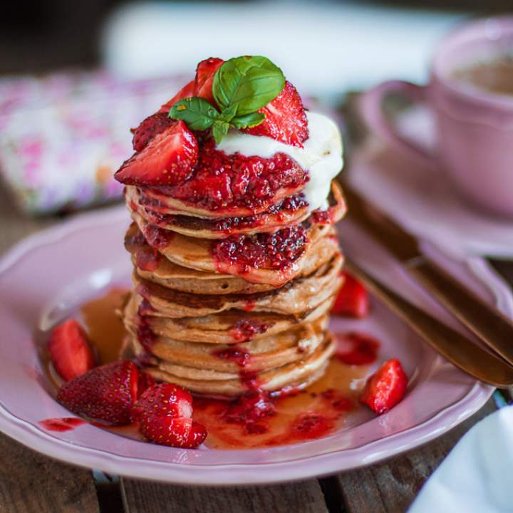 PANCAKES Z MASŁEM ORZECHOWYM I MUSEM TRUSKAWKOWO-WANILIOWYM