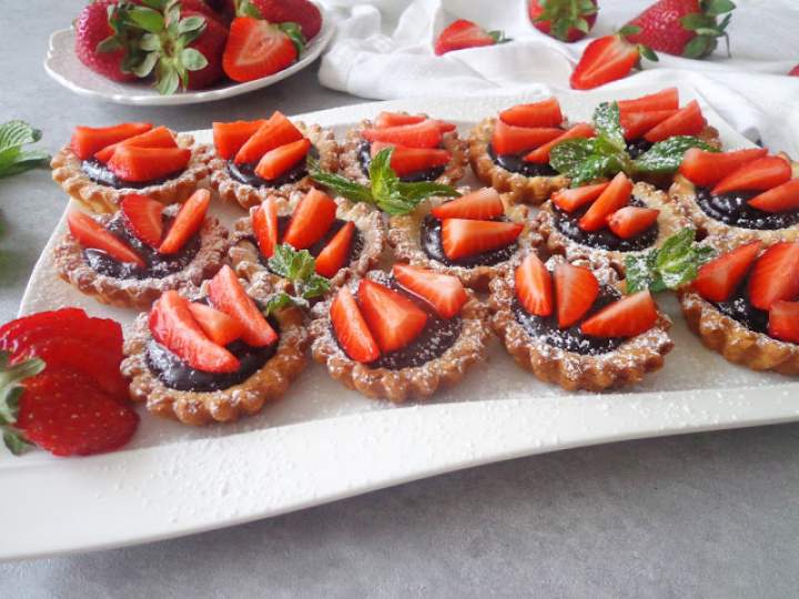 Tartaletki z kremem czekoladowym i truskawkami (Crostatine con crema al cioccolato e fragole)