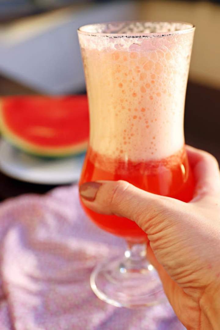 Orzeźwiający napój z arbuzem i truskawkami (na bazie Somersby)