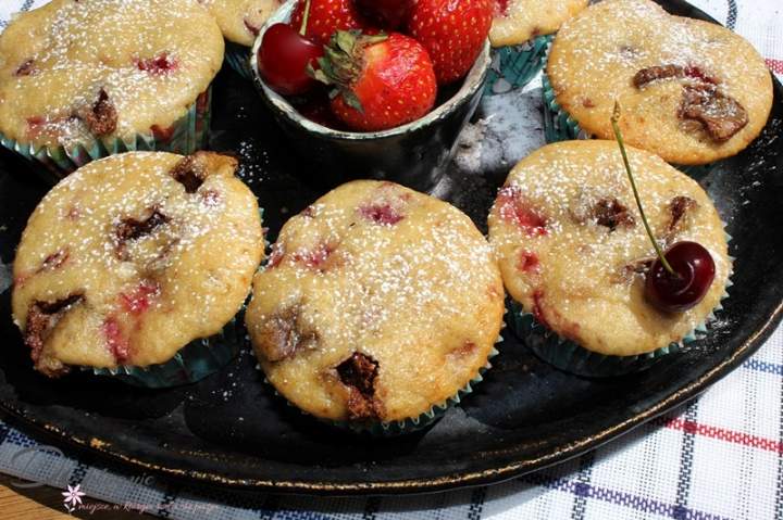 Muffiny z truskawkami, czereśniami i czekoladą