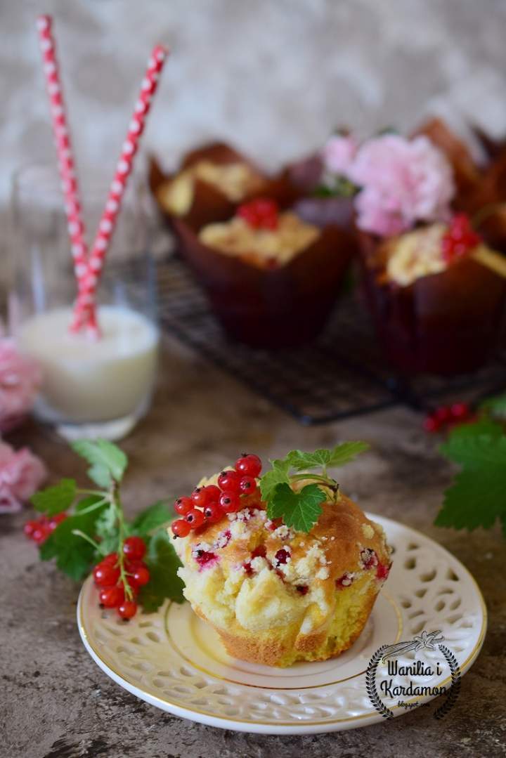 Porzeczkowe muffinki z kruszonką