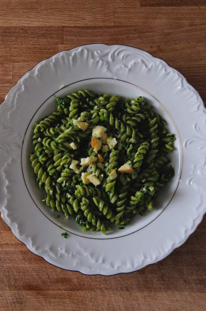 Makaron z pesto z jarmużu i oscypkiem