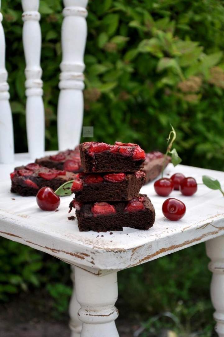 Ciasto czekoladowe a la brownie z wiśniami