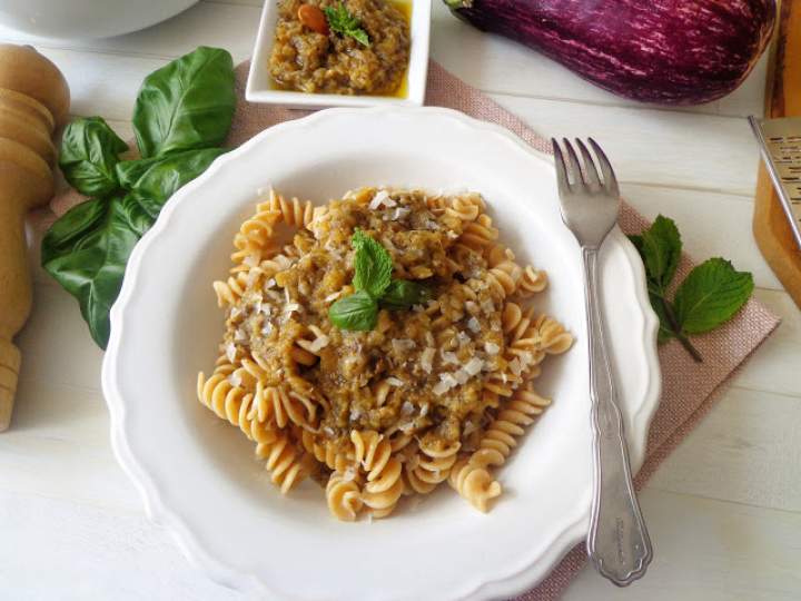 Makaron z pesto z bakłażana (Pasta con pesto di melanzane)